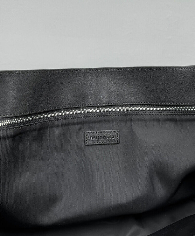 Balenciaga Grungy Medium Messenger Bag Black